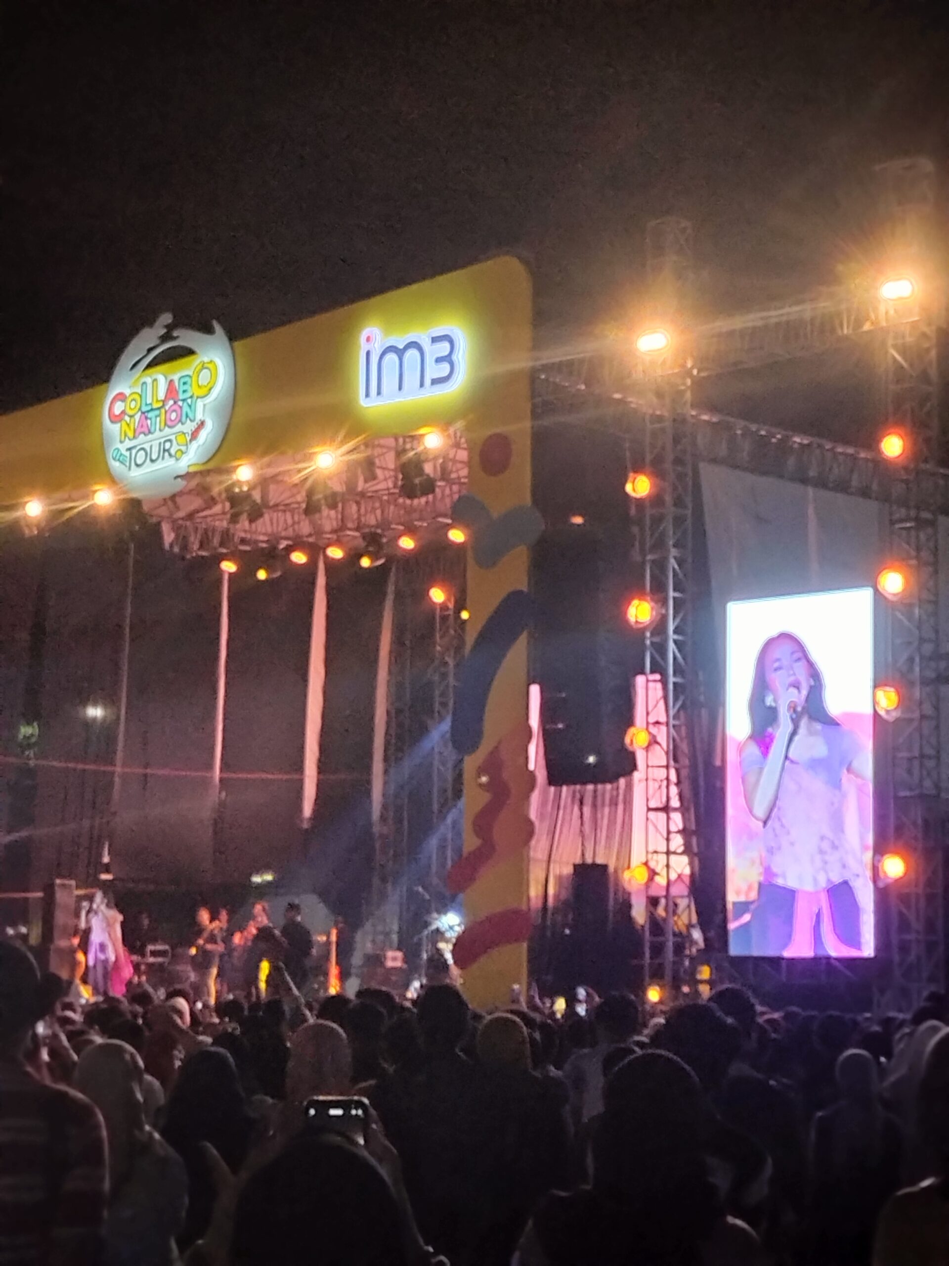 Penggemar Yura Yunita Larut dalam Tutur Batin