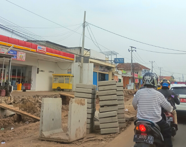 Proyek Pelebaran Jalan Raya Petir Hambat Laju Kendaraan