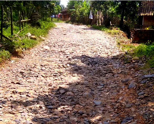 Kondisi Jalan Akses ke Desa Sogong Lebak Masih Memprihatinkan.