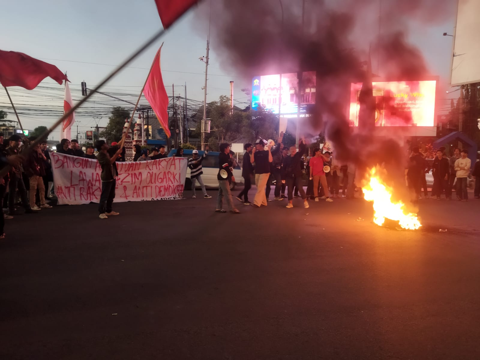 Mahasiswa Pawai Tolak Perppu Cipta Kerja