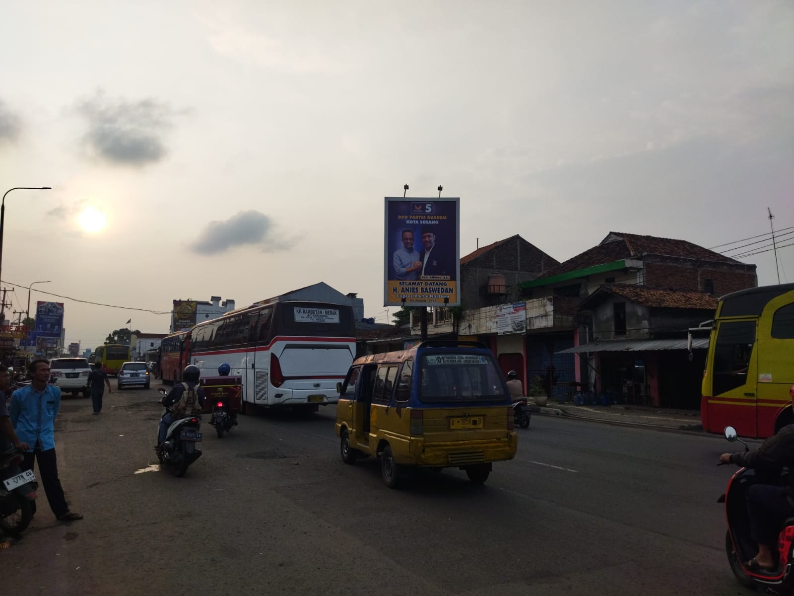 Dilarang Naik Bus di Patung Debus