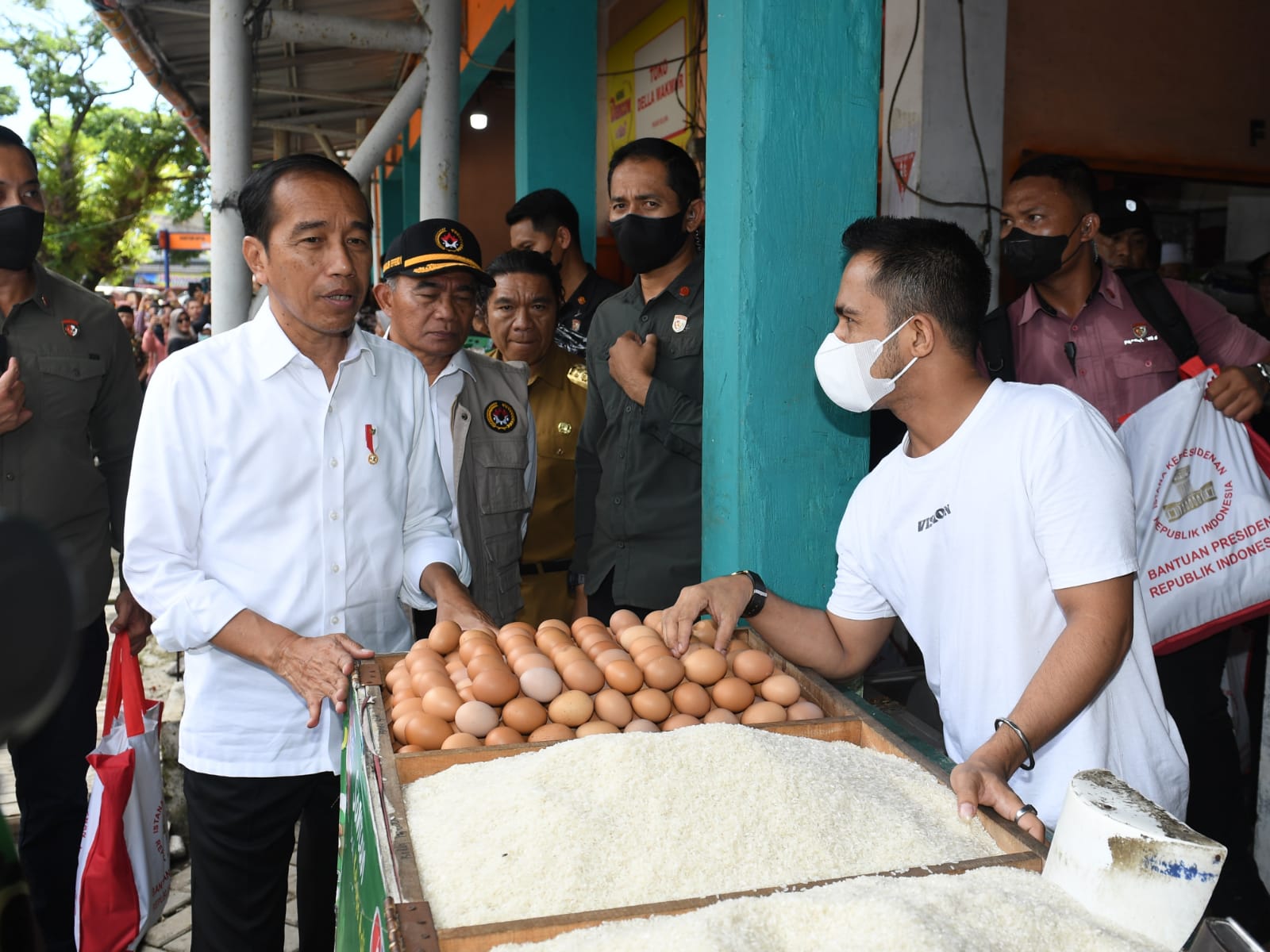 Presiden Cek Harga Kebutuhan Pokok di Pasar Kelapa Cilegon