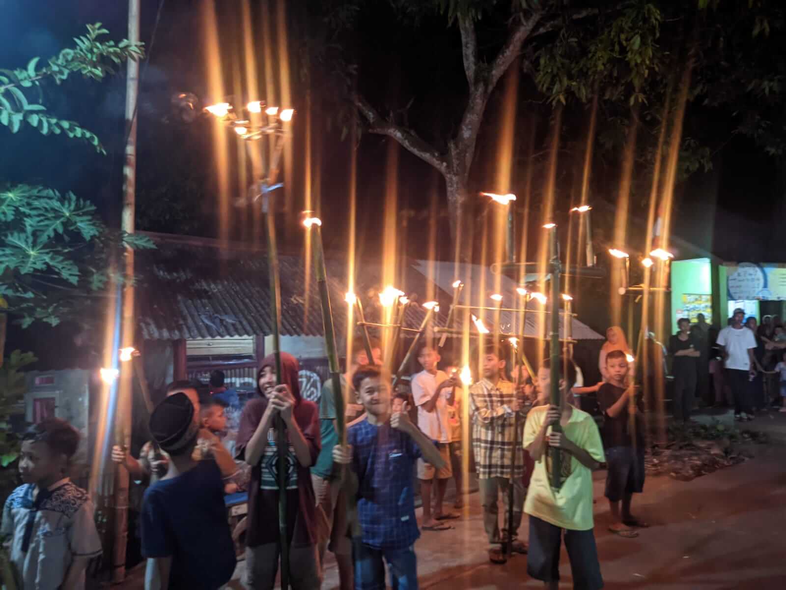 Pawai Obor Warga Sambut Idul Fitri