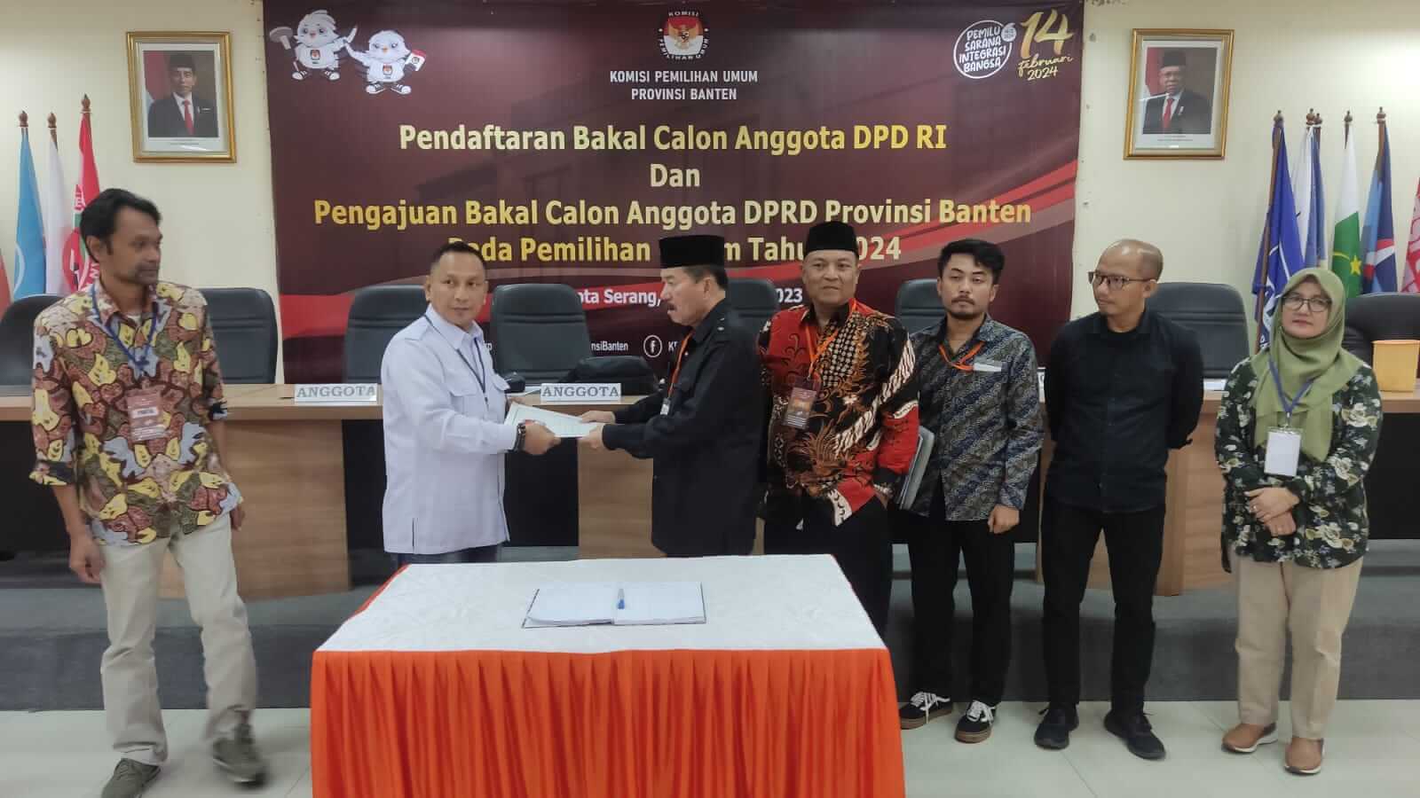 Bakal Calon DPD Lindung Gurning Daftar Diri Ke KPU Banten