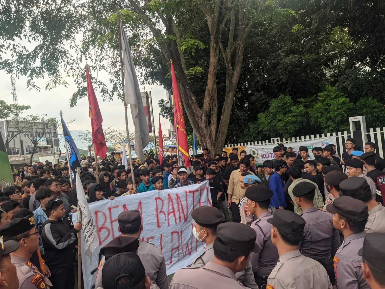 Massa Mahasiswa dan Pemuda Beri 10 Tuntutan,  Saling Dorong dengan Aparat.