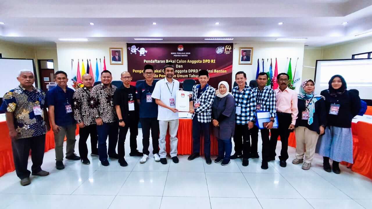 Berbaju Kotak-Kotak Putih Hitam, Cepi Alam Daftar DPD RI