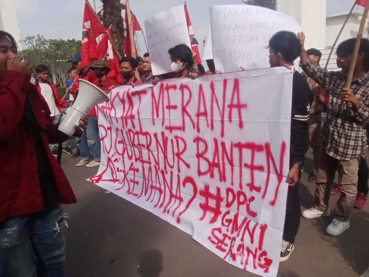 Mahasiswa Beri Almuktabar Raport Merah