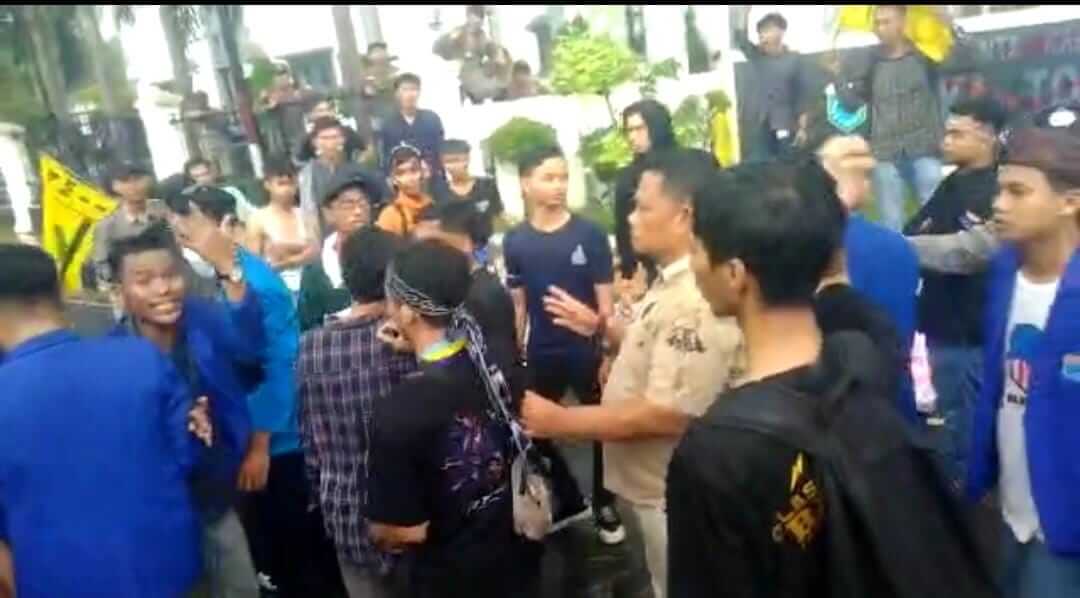 Bupati Pandeglang Didemo Lagi, Mahasiswa  Minta KPK Usut Tuntas Irna Narulita