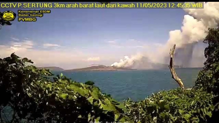 Gunung Anak Krakatau Meletus,Tinggi Abu Hingga Satu Kilometer