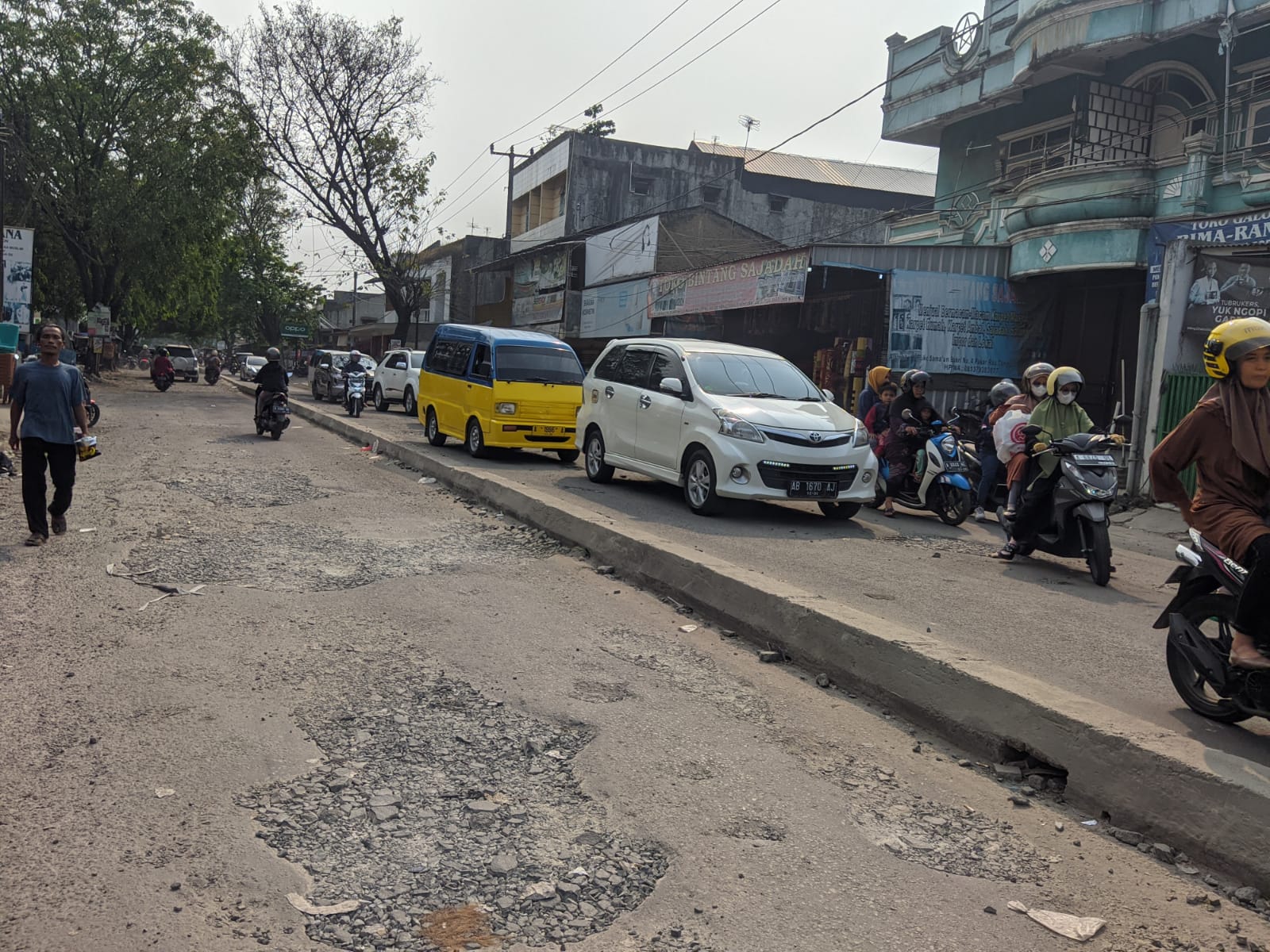 Jalan Semaun Bakri Perempatan Pasar Rau Kota Serang Rusak, Hanya Ditimbun Batu