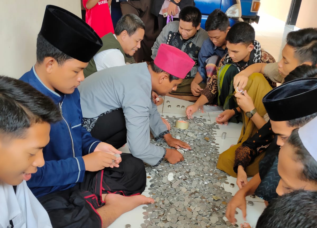 Penjual Jamu Kumpulkan Uang Koin di Galon Air Mineral, Demi Daftarkan Anak Sekolah Tahfidz