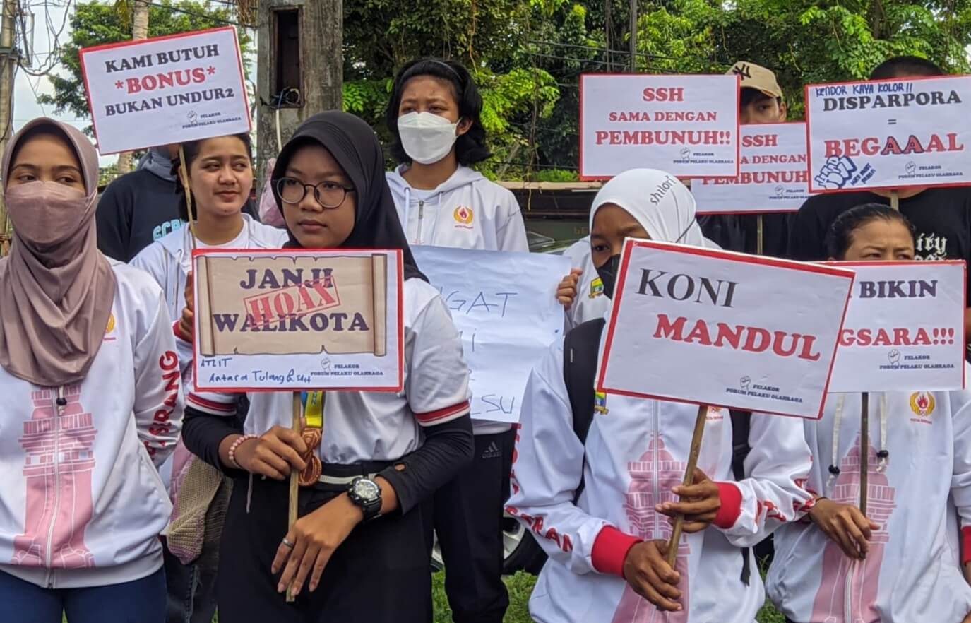 Tagih Bonus PORPROV VI, Atlet Demo Walikota Serang