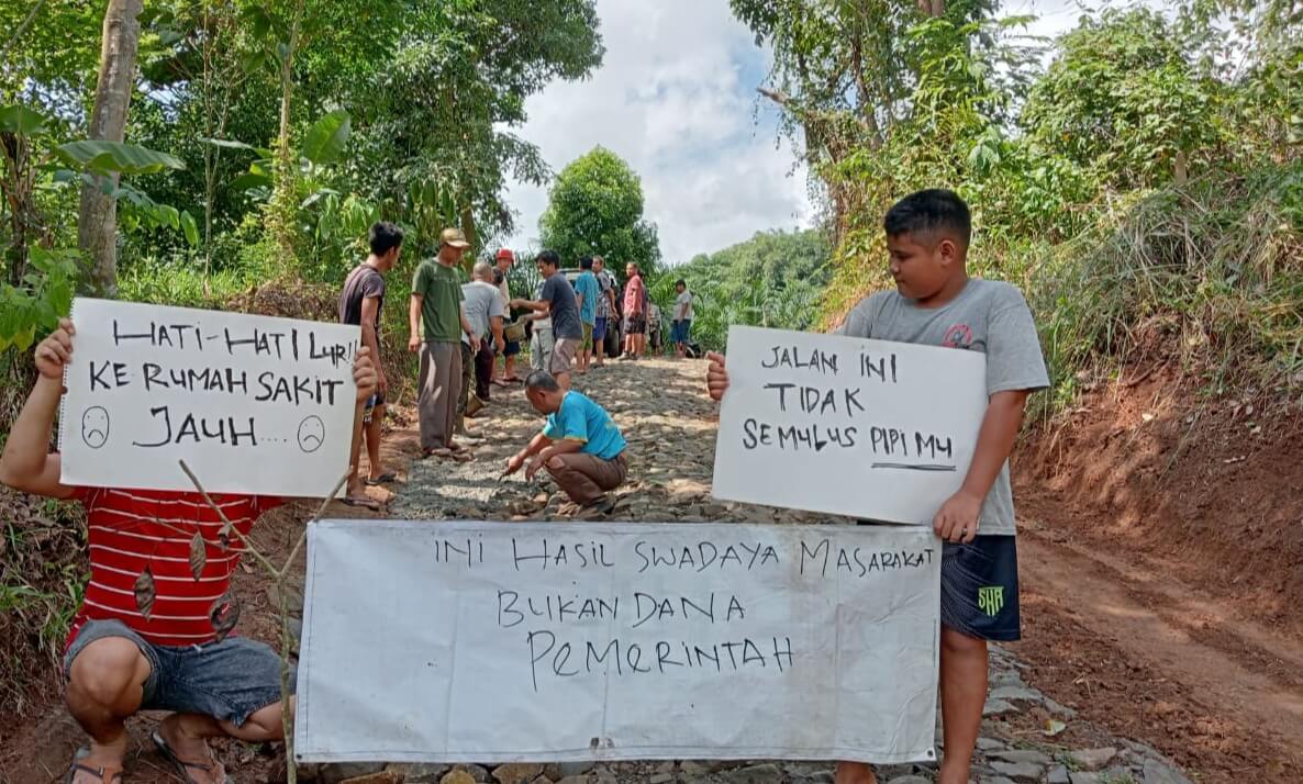 18 Tahun Jalan Rusak di Kawasan Wisata Carita Pandeglang Tak Kunjung Diperbaiki, Warga Demo