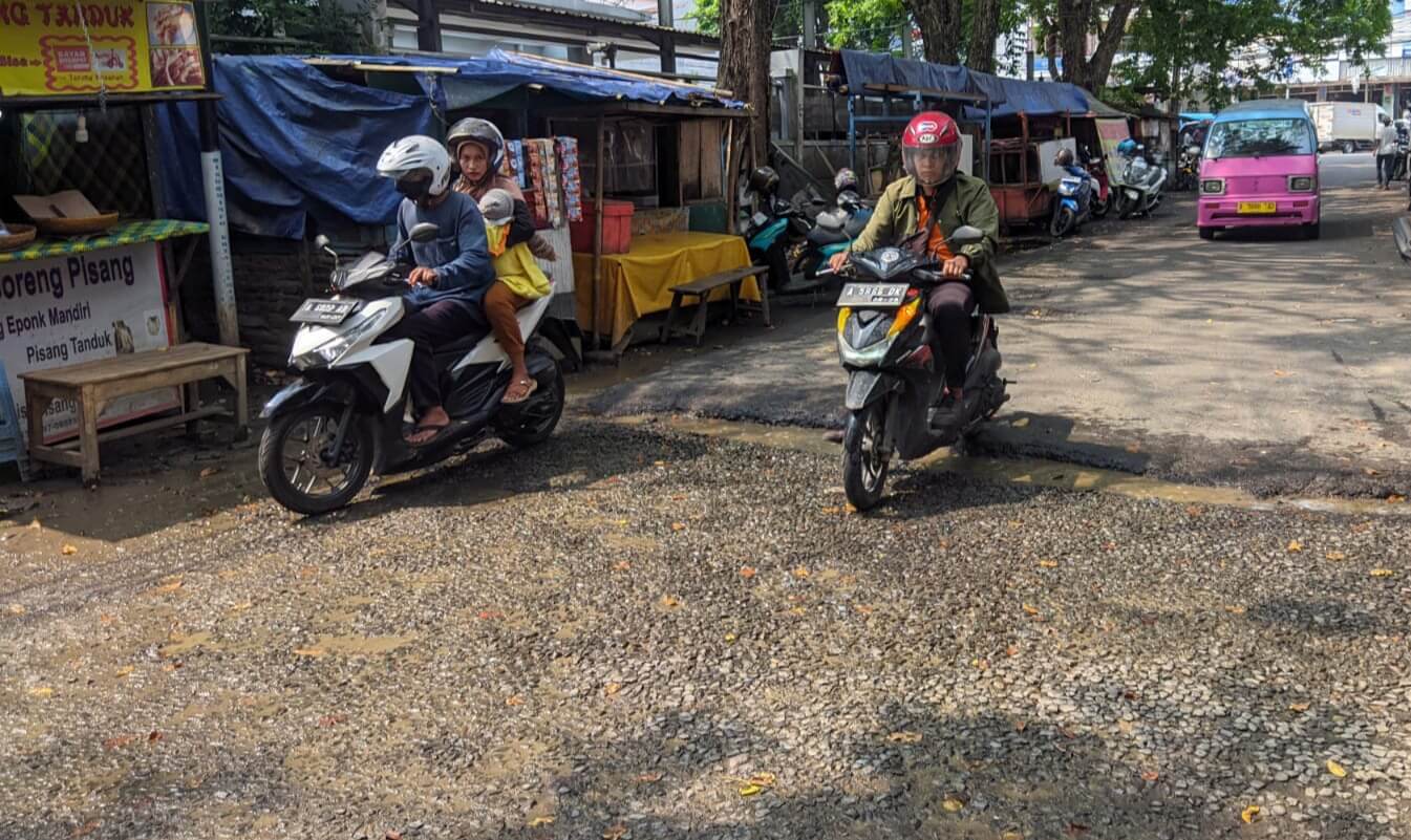Berharap Diaspal, Jalan Kho Tarnaya Kota Serang Cuma Ditutupi Batu Split