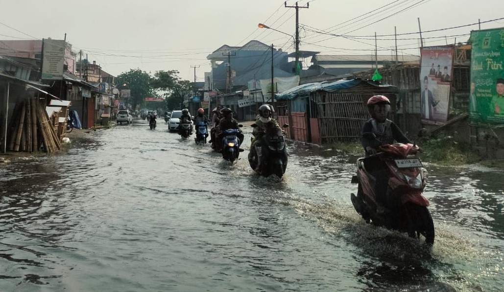 Tak Cuma Rusak, Jalan Samaun Bakri Kota Serang Juga Terendam Usai Hujan