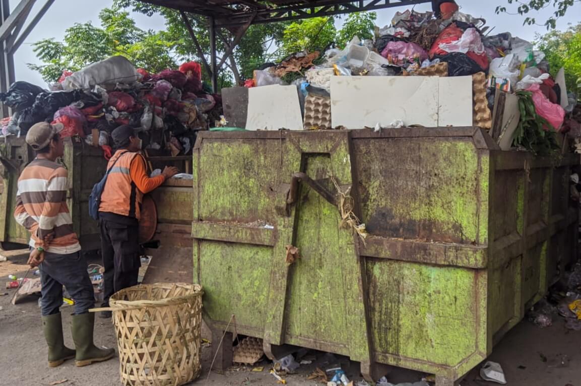 Truk Kebersihan Tak Ada BBM, Sampah Kota Serang Menumpuk