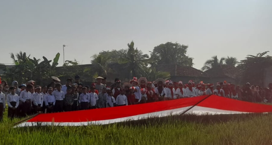 Warga Kampung Sukadiri Bentangkan Merah Putih Sepanjang 78 Meter di Tengah Sawah