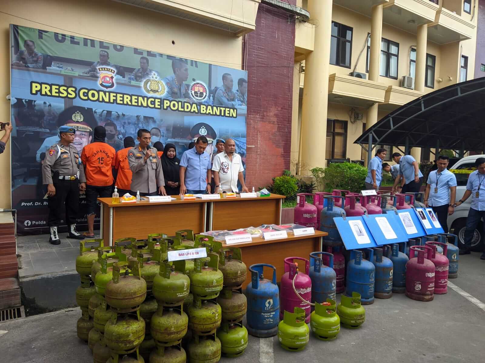 Suntik Gas Bersubsidi dari 3 Kg ke Tabung Elpiji 12 Kg, Empat Pria Ditangkap Polisi