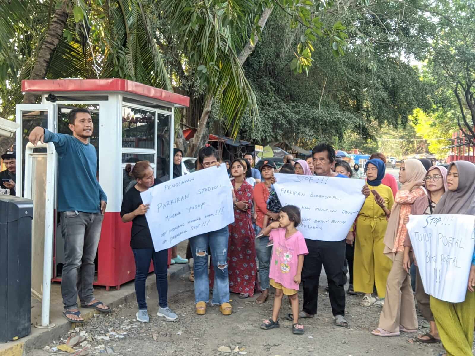 Pedagang Stadion Maulana Yusuf Kota Serang Unjuk Rasa, Minta Parkir Berbayar Dihentikan