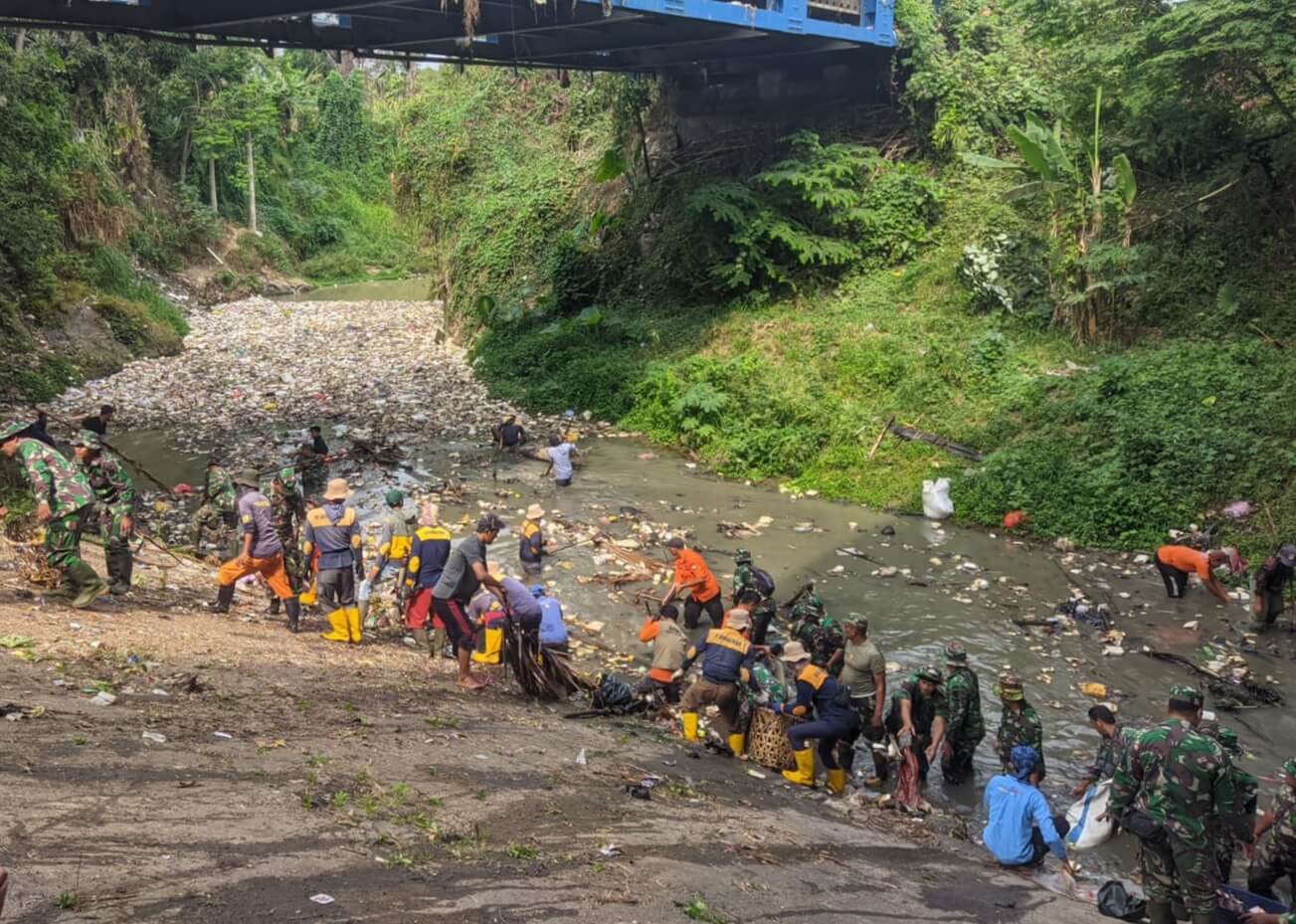 Ratusan Warga Sekitar Kidemang Kota Serang Bersihkan Sampah dari Aliran Sungai Cibanten