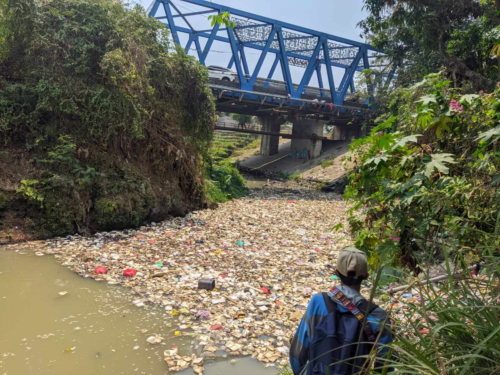 Sampah Rumah Tangga Penuhi Aliran Sungai Cibanten di Kidemang, Kota Serang