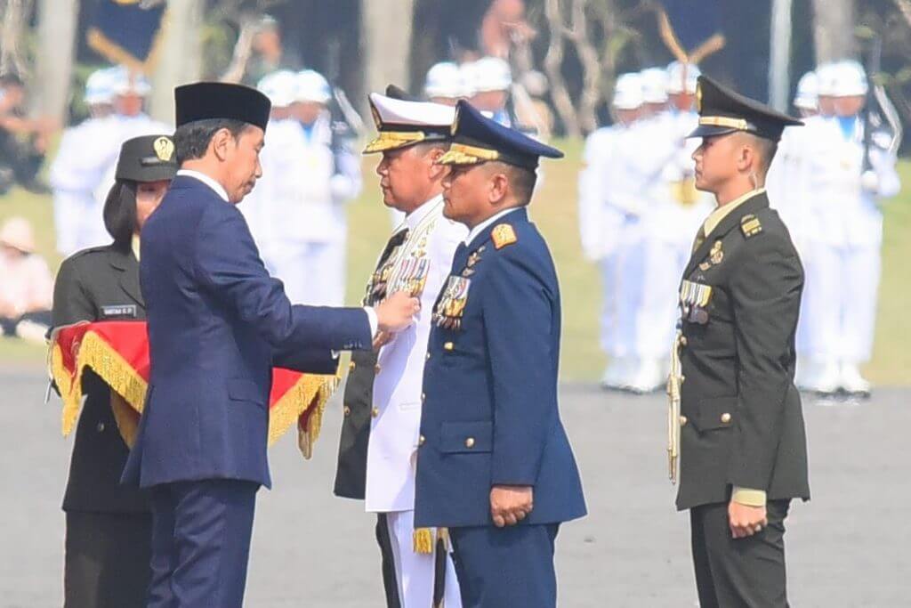 HUT Ke-78 TNI, Presiden Jokowi Anugerahkan Tanda Kehormatan Bagi Prajurit TNI
