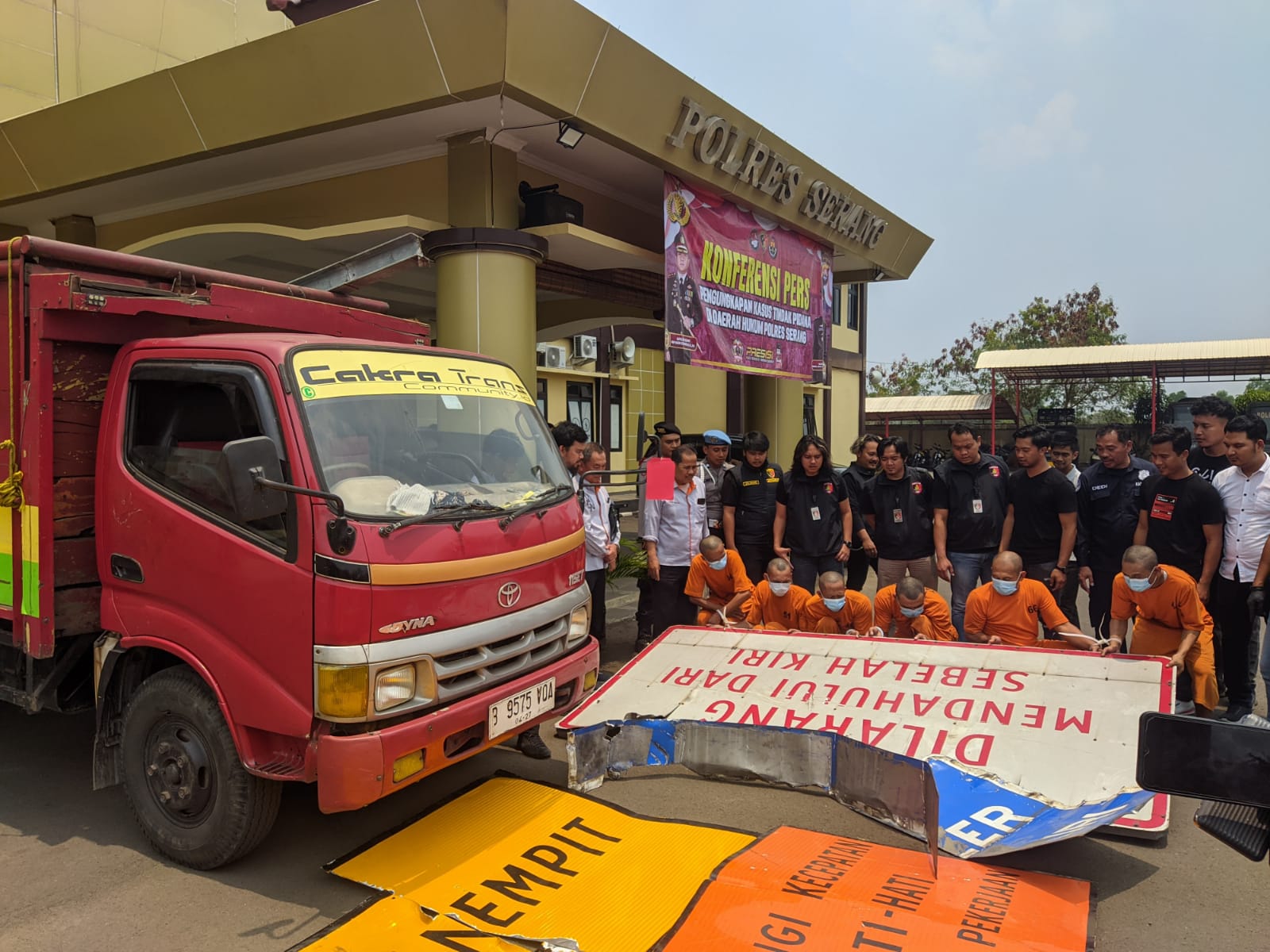 Komplotan Pencuri Tiang dan Rambu Jalan Tol Tangerang-Merak Diringkus Polres Serang