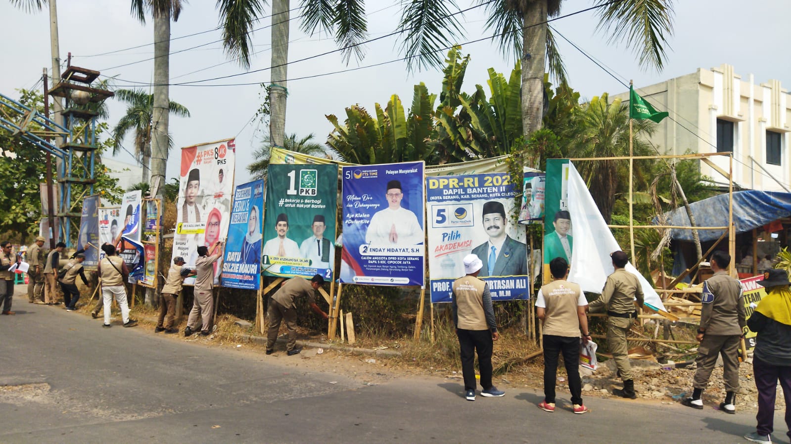 Bawaslu Kota Serang Tertibkan APK Yang Dipasang Sebelum Waktunya