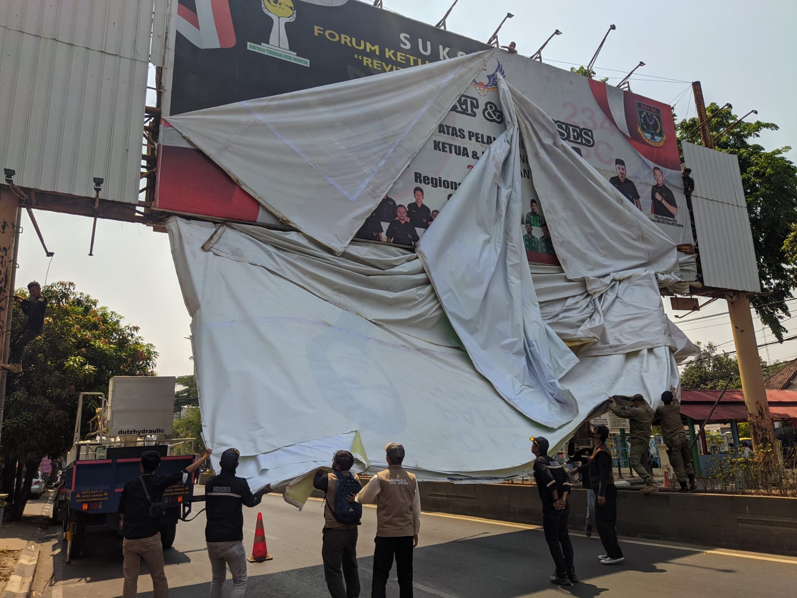 Bawaslu Kota Serang Tertibkan APK di Billboard Gunakan Mobil Crane Dishub