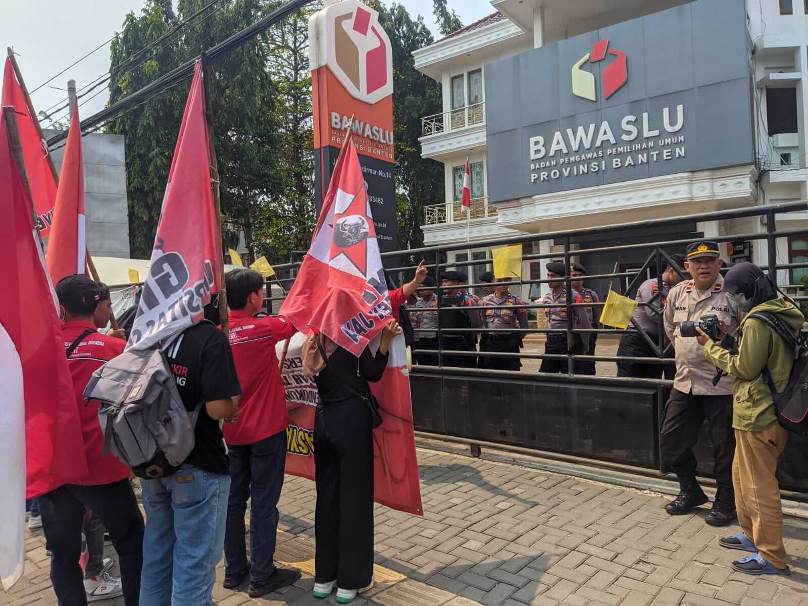 Didemo Mahasiswa, Kantor Bawaslu Banten Dipasangi Bendera Kuning
