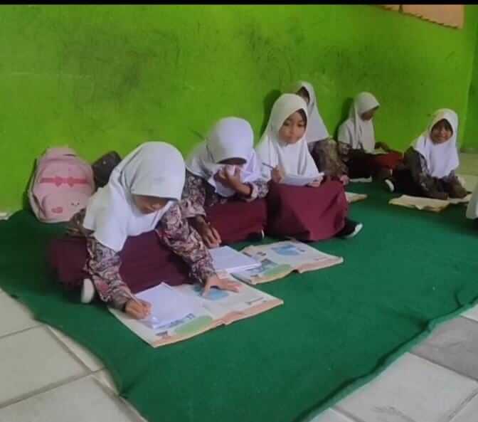 Miris, Siswa SDN Ambon Belajar Tanpa Meja dan Kursi