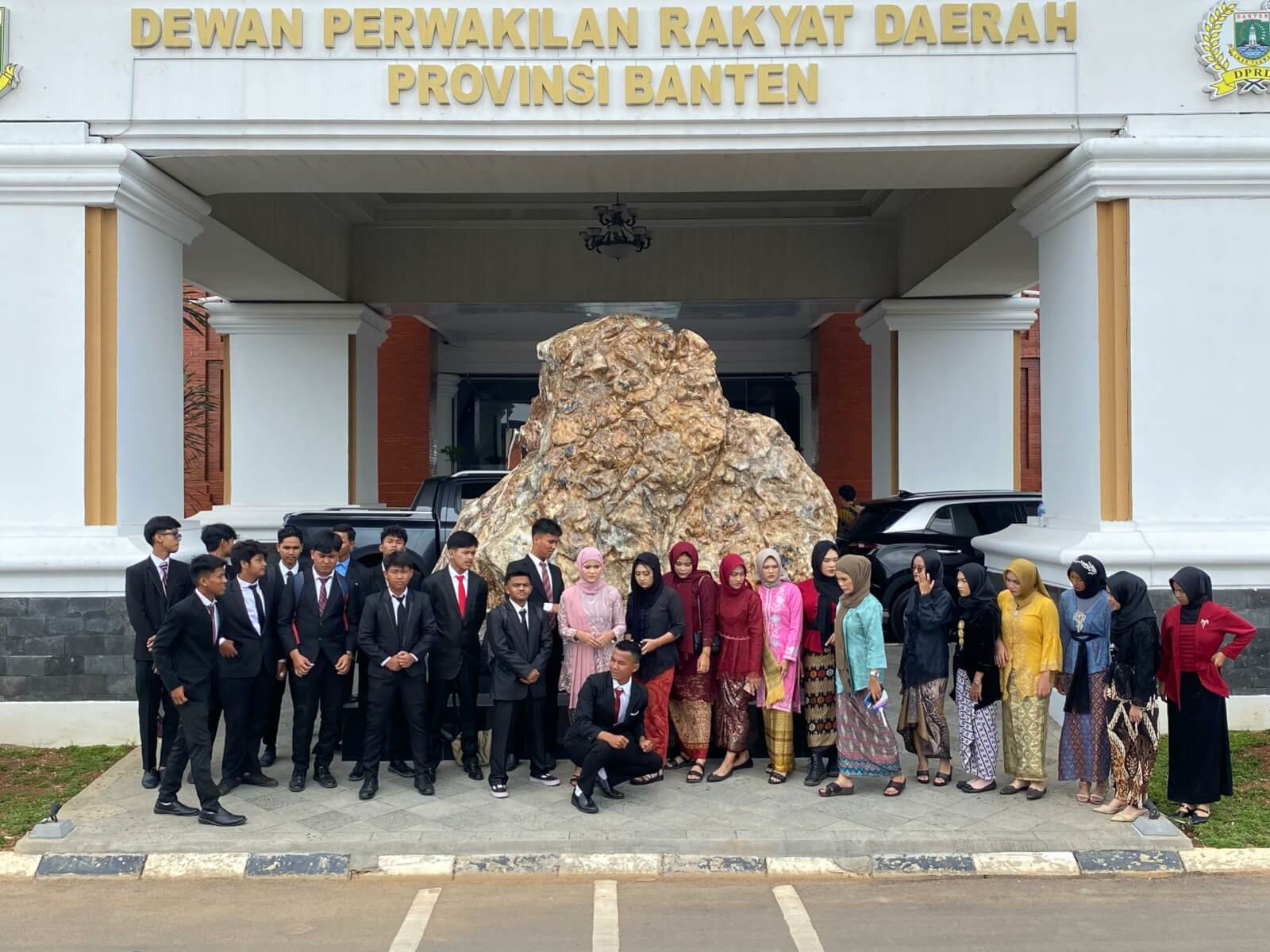 Dikagumi Pelajar, Gedung DPRD Banten Jadi Latar Pemotretan Buku Tahunan SMAN 1 Waringinkurung
