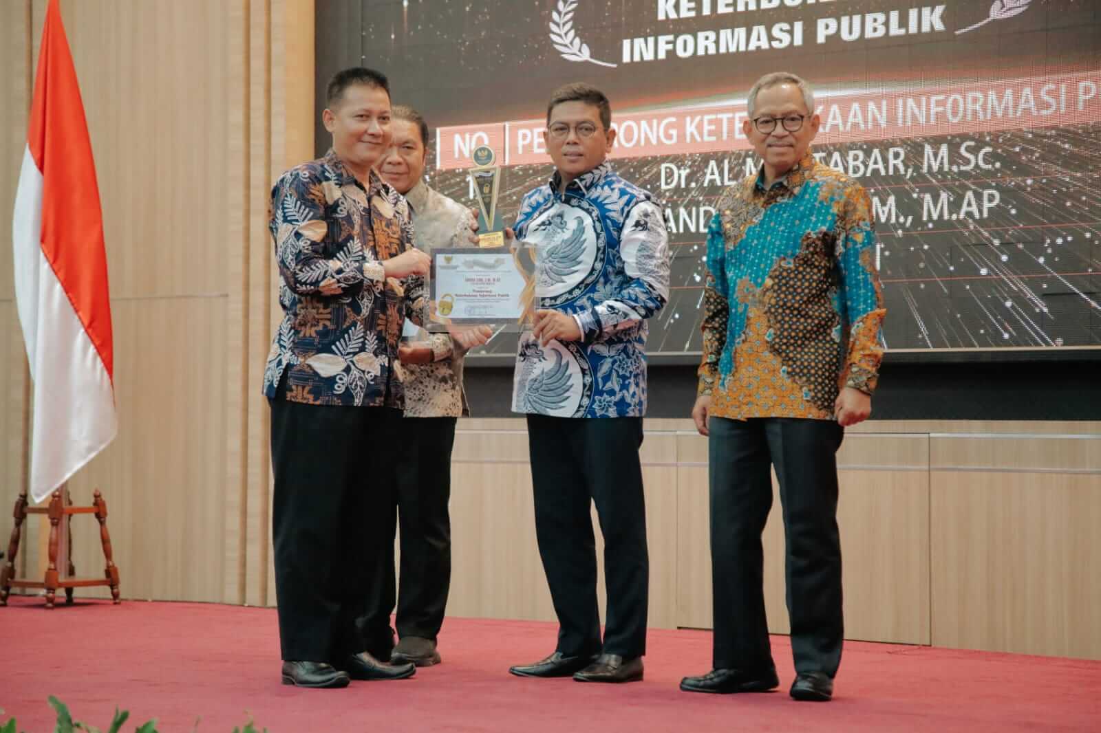 Ketua DPRD Banten Terima Penghargaan Pendorong Keterbukaan Informasi