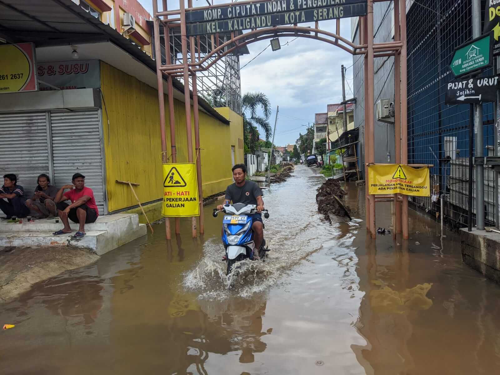 Tak Pernah Dibenahi, Ruas Jalan Trip Jamaksari Langganan Tergenang Banjir