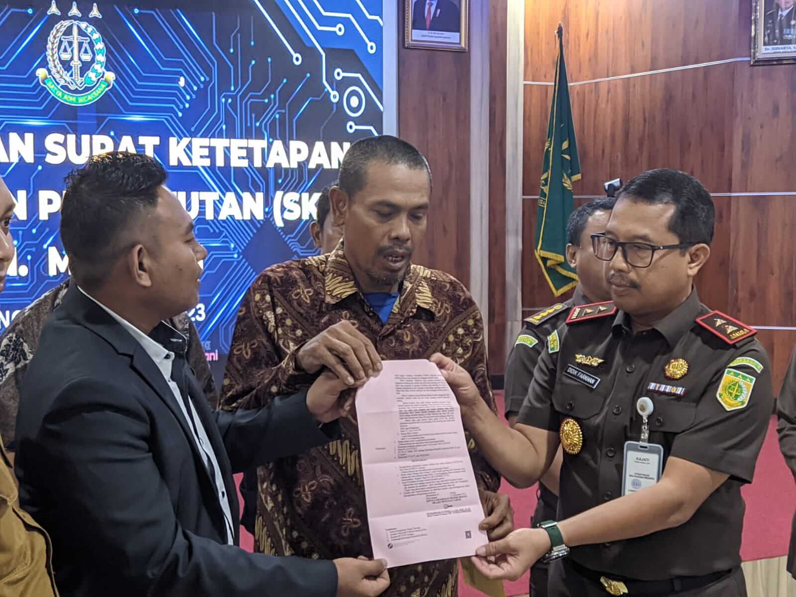 Kajati Banten Serahkan Surat Penghentian Penuntutan Muhyani