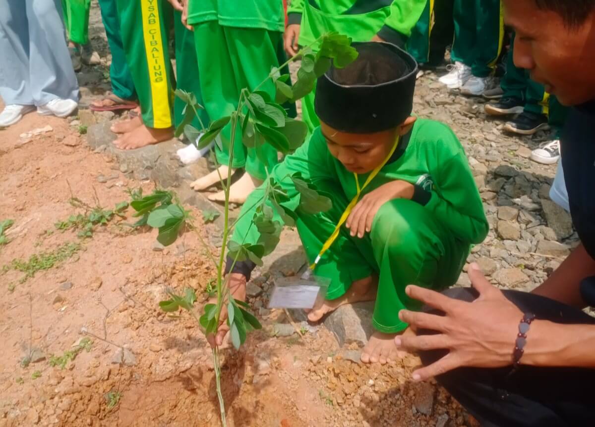 Peringati Hari Relawan Sedunia 2023, Pokja Relawan Banten Gandeng Ratusan Anak Cibaliung Tanam Pohon