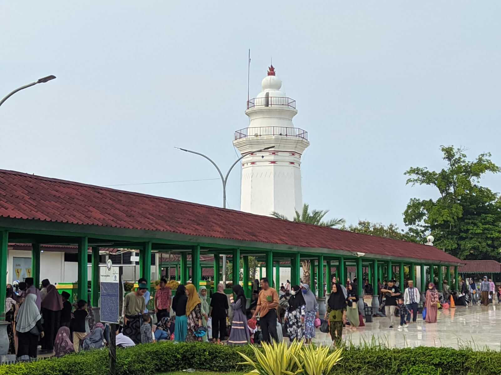 Libur Tahun Baru, Wisata Religi Banten Lama Dipadati Pengunjung