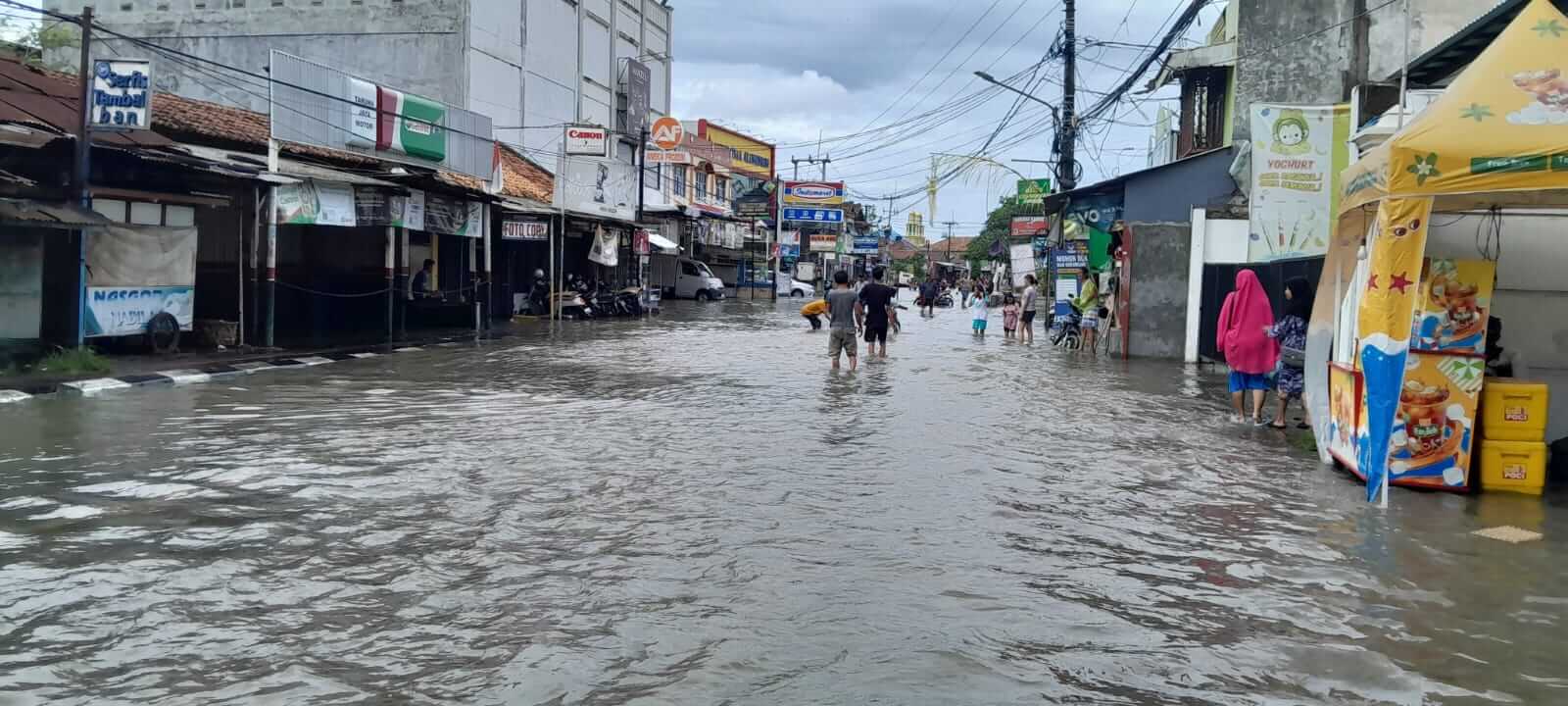 Diguyur Hujan Deras, Jalan Trip Jamaksari Kota Serang Terendam Banjir
