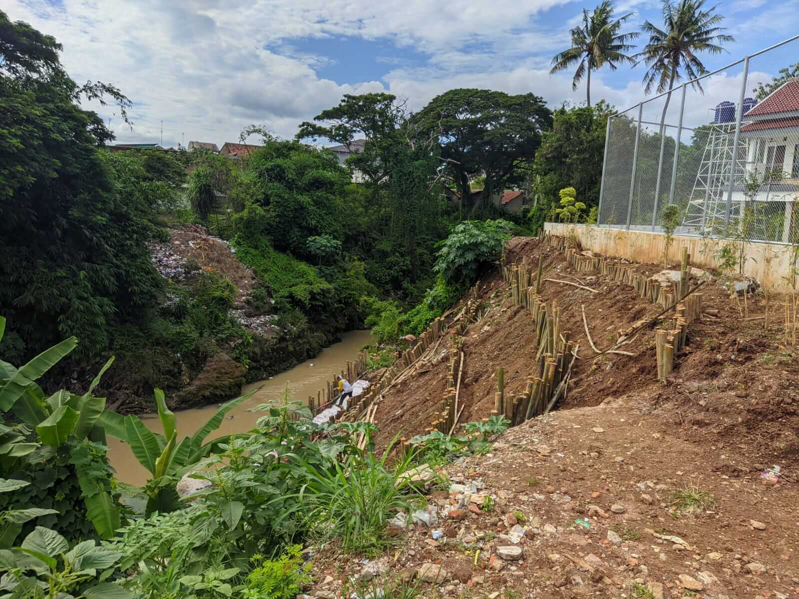 Buang Puing Bangunan ke Sungai Cibanten, Aktivis Lingkungan Nilai Kanwil Kemenkumham Banten Keterlaluan