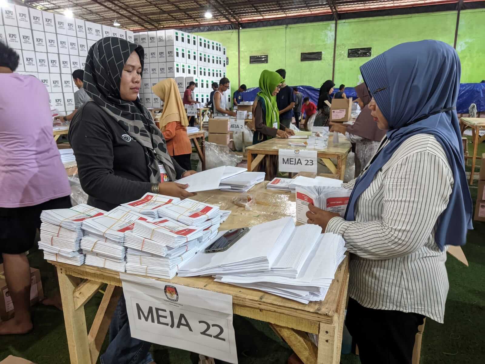 Asa Petugas Pelipatan Surat Suara Pemilu…