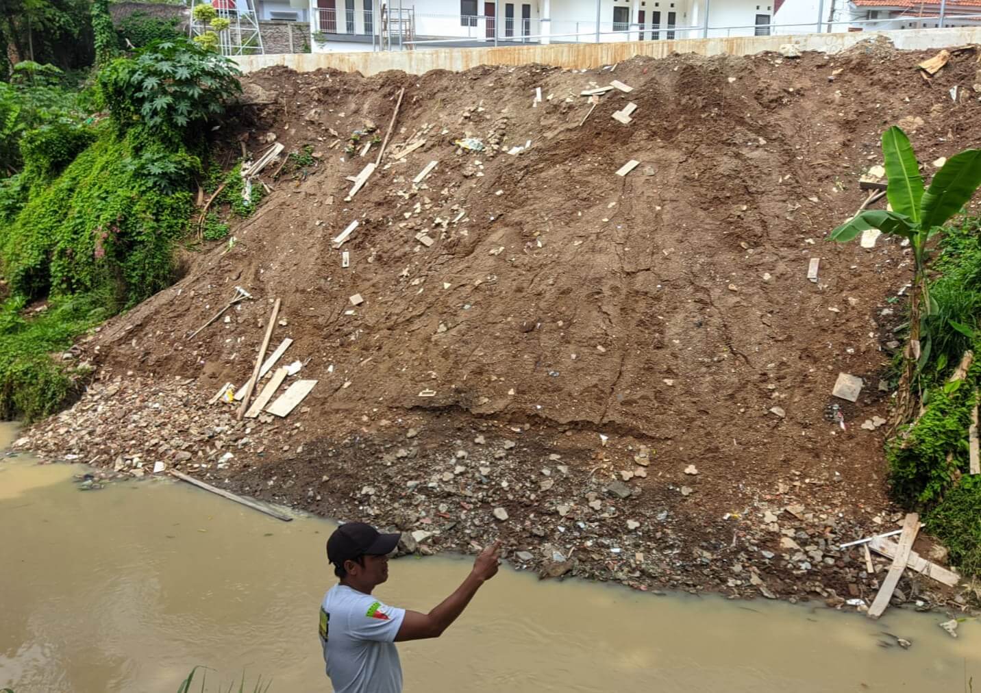 Bangun Sarana Olahraga, Kemenkumham Banten Buang Tanah Galian dan Puing ke Sungai Cibanten, Warga Protes