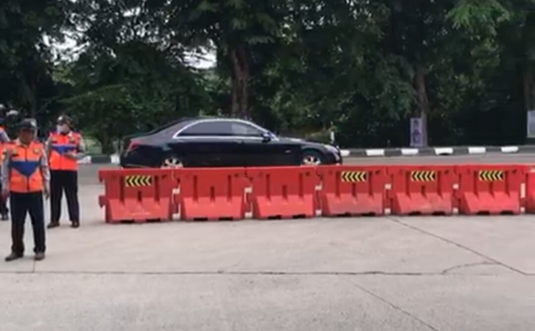 Presiden Jokowi Tiba di Terminal Pakupatan, Bertebaran Alat Peraga Capres Nomor 02 Dipaku di Pohon