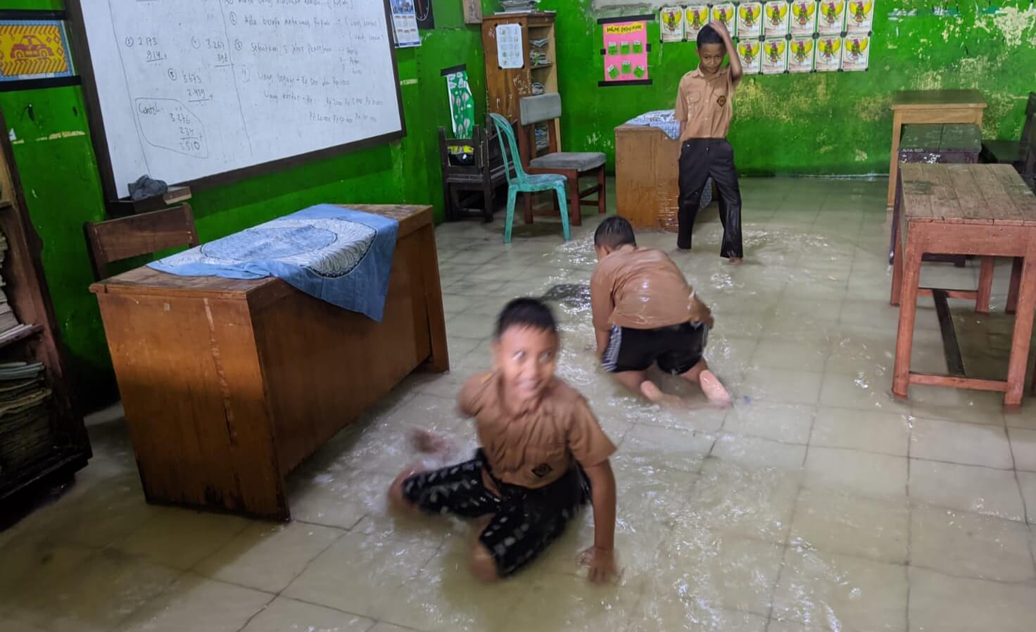 Hujan Deras Rendam Lantai Ruang Kelas, Kegiatan Belajar di SDN Citerep Terganggu