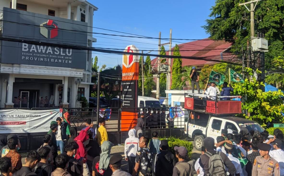 Mahasiswa Pertanyakan Kinerja Bawaslu Banten Karena Membiarkan Logistik Dikirim Tanpa Pengawalan