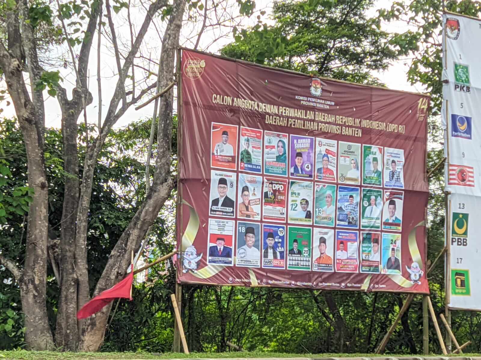 Kampanye Pemilu 2024: Penyangga Dipaku ke Pohon, Alat Peraga Kampanye Milik KPU Tak Penuhi Ketentuan