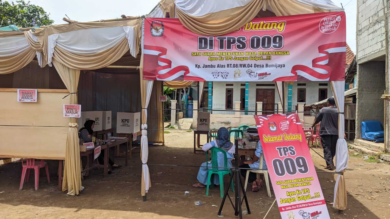 Surat Suara DPRD Kabupaten Tertukar, TPS 009 Desa Bumijaya Serang Lakukan Pemungutan Suara Lanjutan