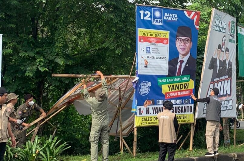 Masa Tenang, Bawaslu Kota Serang Mulai Bersihkan Alat Peraga Kampanye