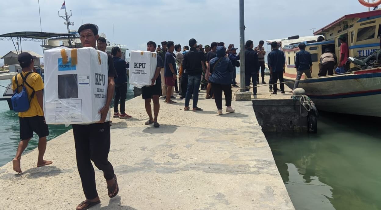 Gunakan Kapal Motor, Logistik Pemilu Dikirim ke Pulau Tunda Kabupaten Serang