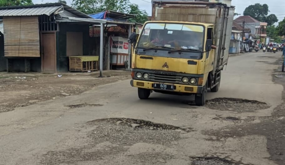 Ada 196 Lubang di Ruas Jalan Kelapa Dua Kota Serang, Pengendara Motor Sering Terjatuh