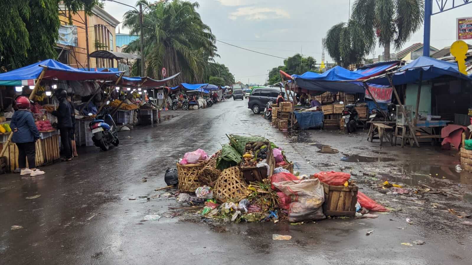 Sampah Dibuang Sembangan dan Menumpuk di Tengah Jalan Pasar Induk Rau Kota Serang